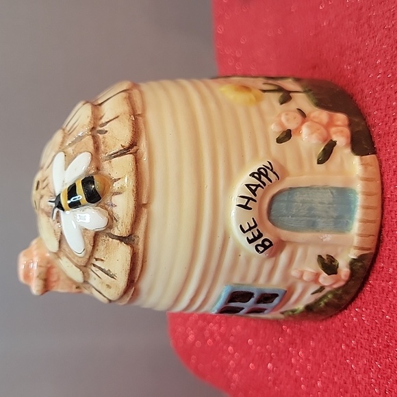 Vtg Treasure Craft Pfaltzgraff Beehive Salt & Pepper Shakers - Picture 10 of 14